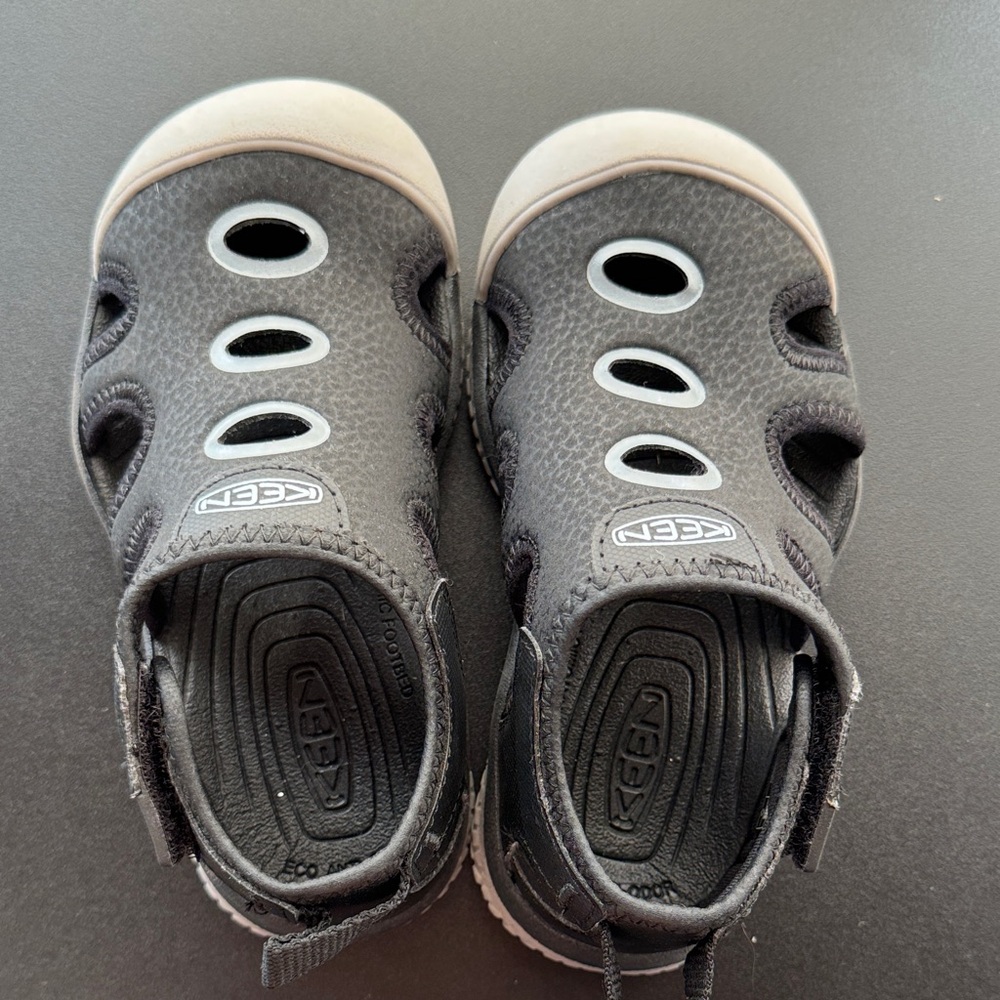 KEEN Stingray Kids Black Water Shoes size 9
